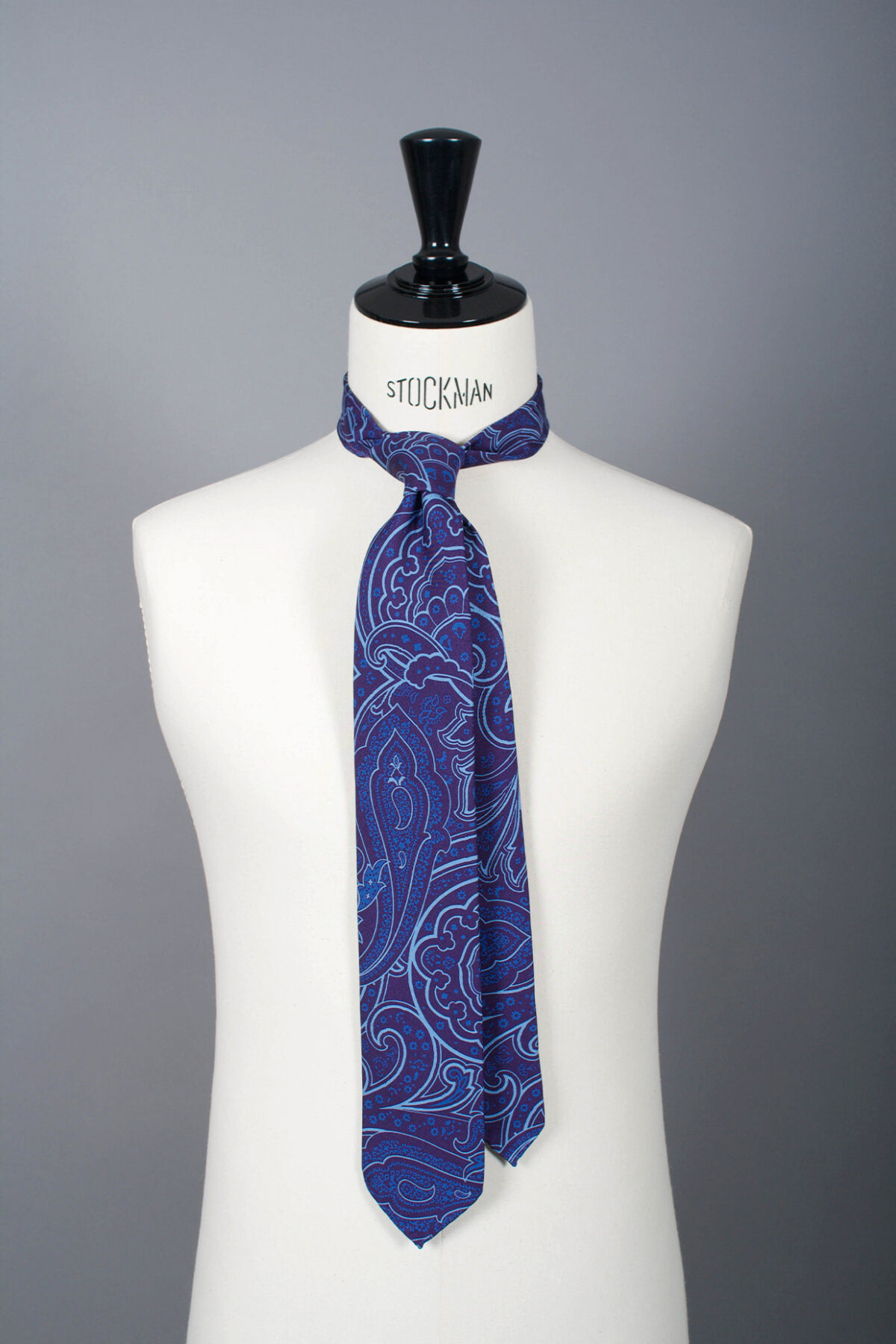 Cravate sartoriale à 3 plis, Ancient Madder, motif cachemire et aperçu du noeud simple sur buste Stockman.