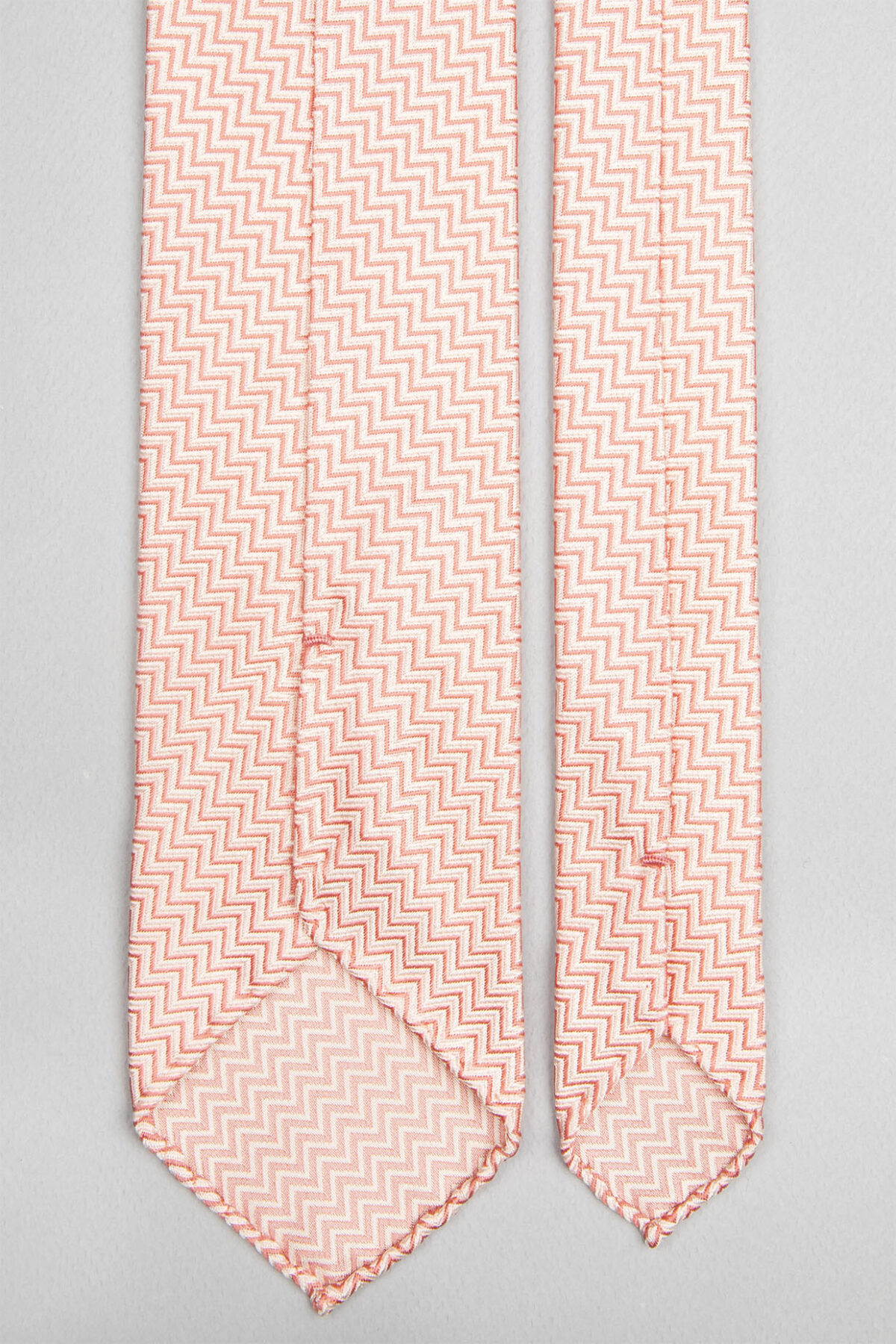3 fold sartorial tie turned inside out, the hand-rolled design shows the threads of the Jacquard weave that make up the pattern.