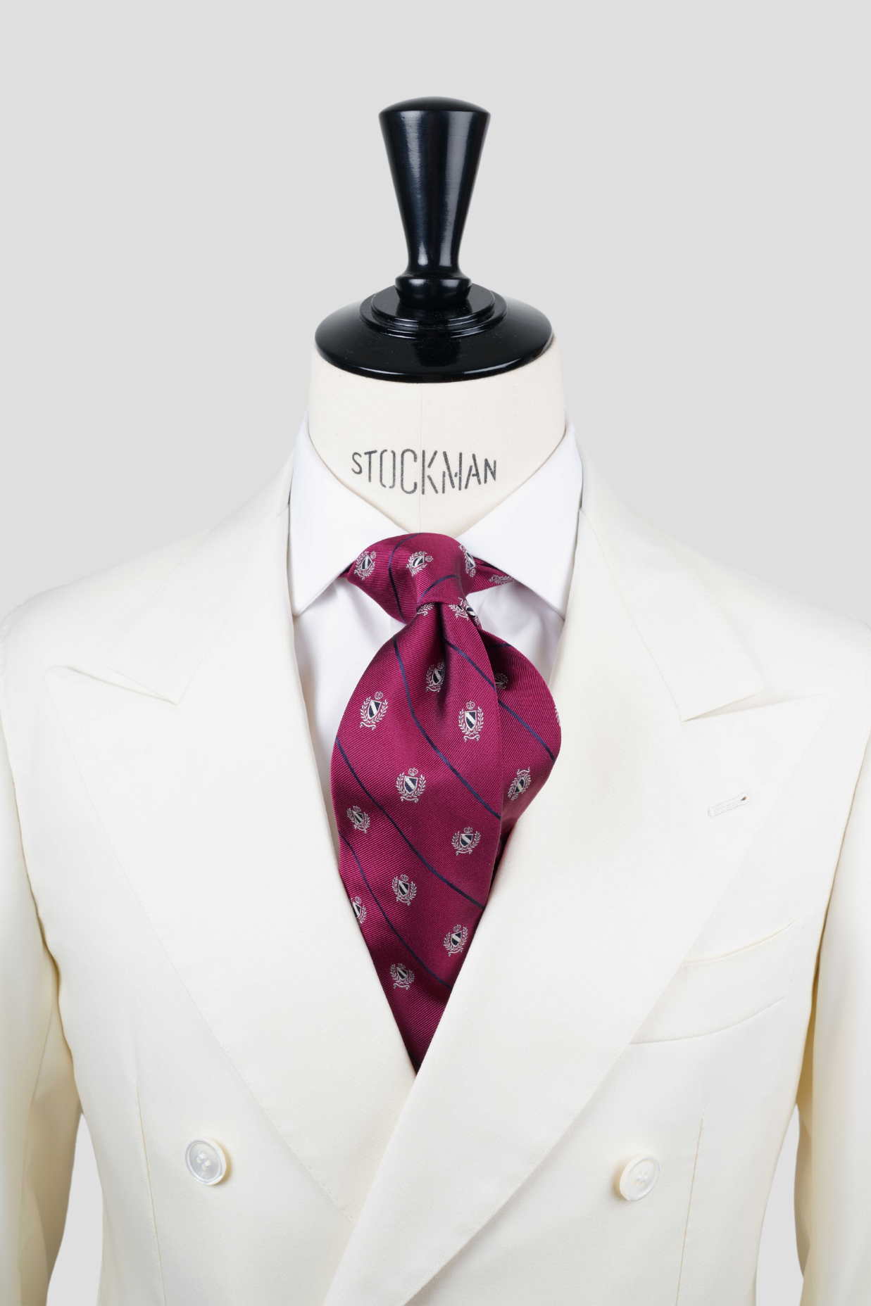 Cravate sartoriale à 3 plis, en soie tissée bordeaux motifs rayures et écussons