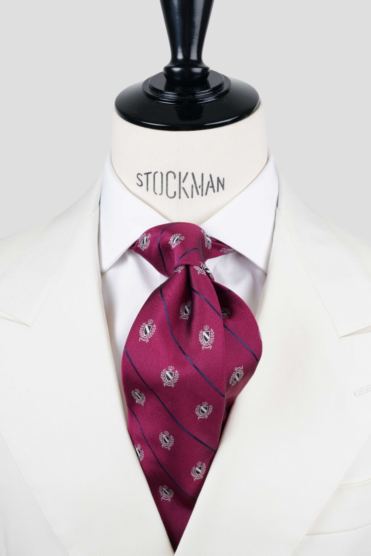 Cravate sartoriale à 3 plis, en soie tissée bordeaux motifs rayures et écussons