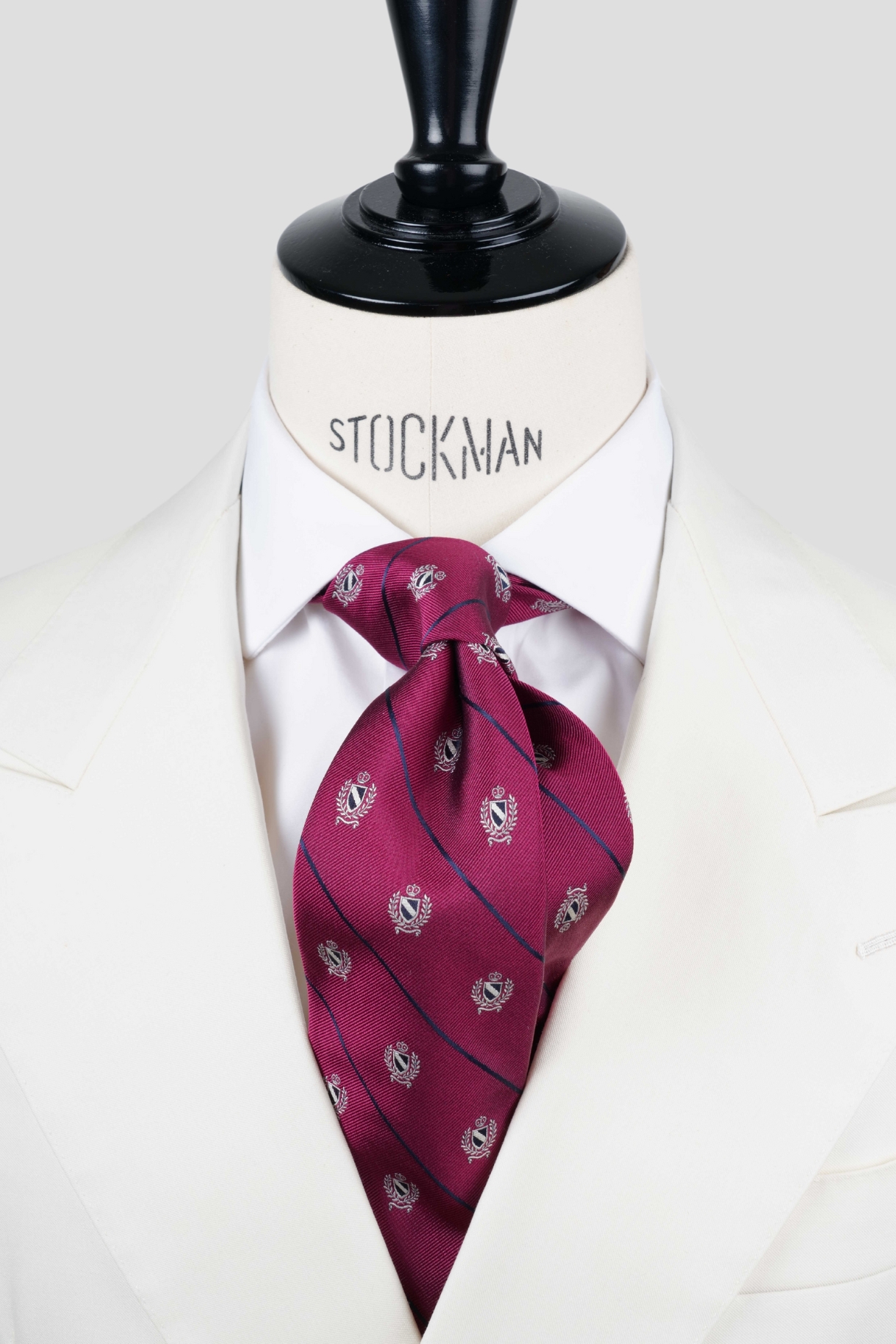 Cravate sartoriale à 3 plis, en soie tissée bordeaux motifs rayures et écussons
