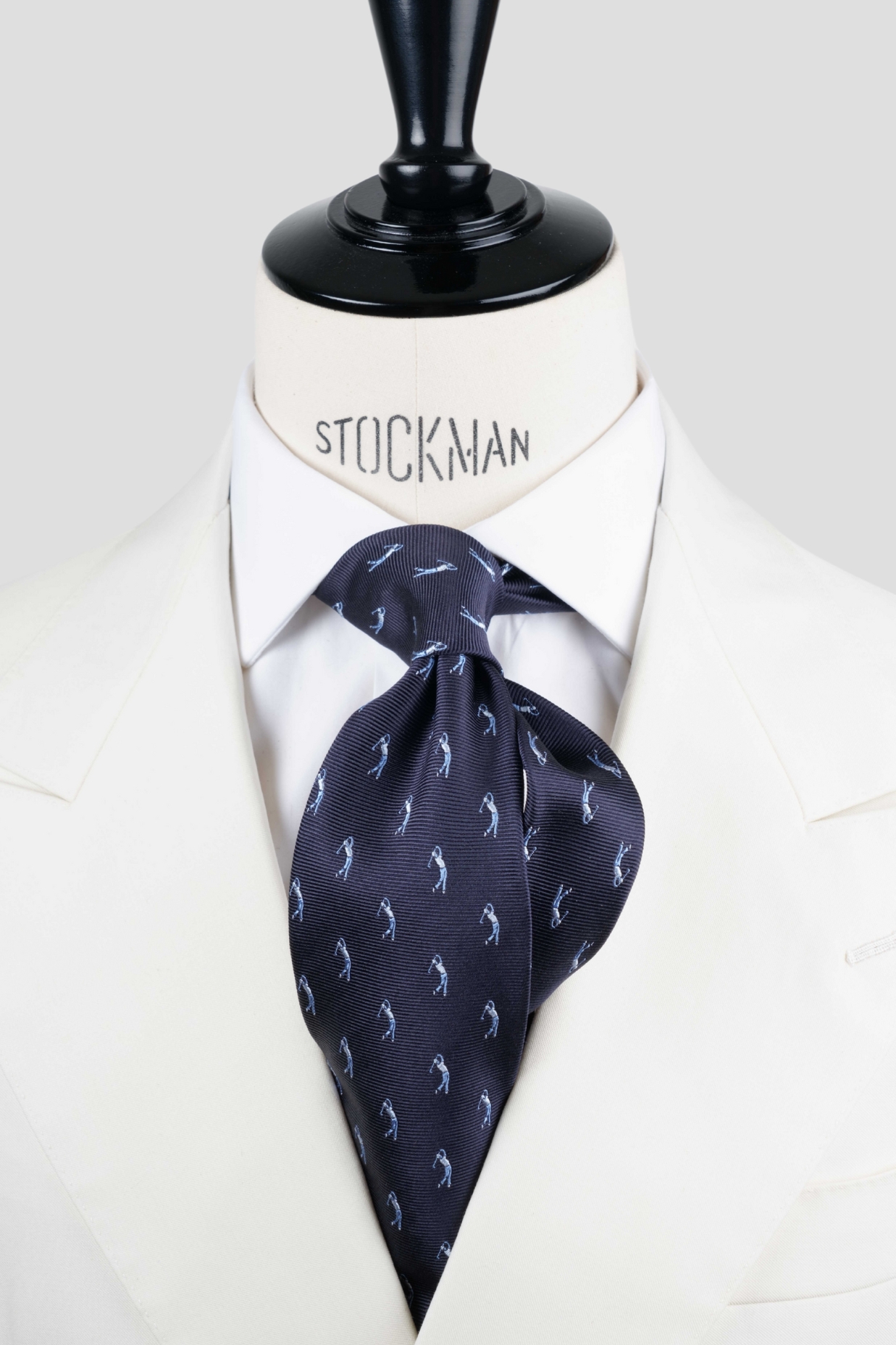 Cravate sartoriale à 3 plis, en soie tissée bleu foncé, motif joueur de golf