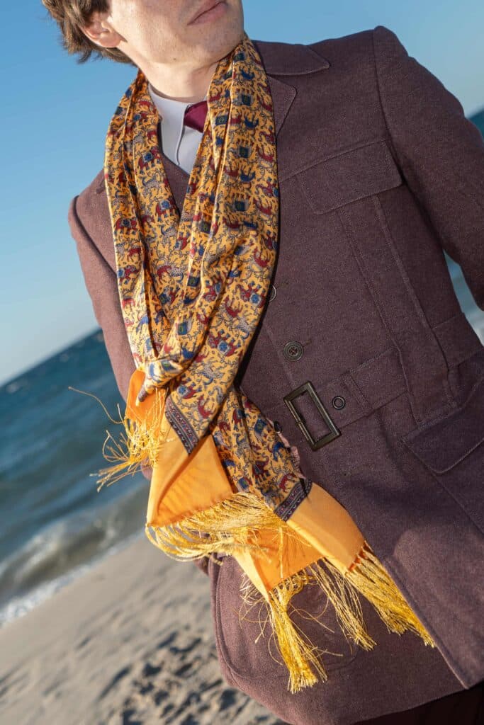 Foulard en soie jaune porté autour du cou, Dare in Paris