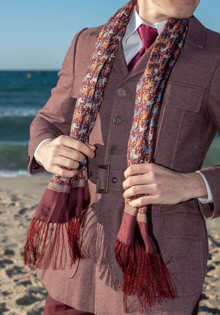 Foulard en soie bordeaux porté autour du cou, Dare in Paris