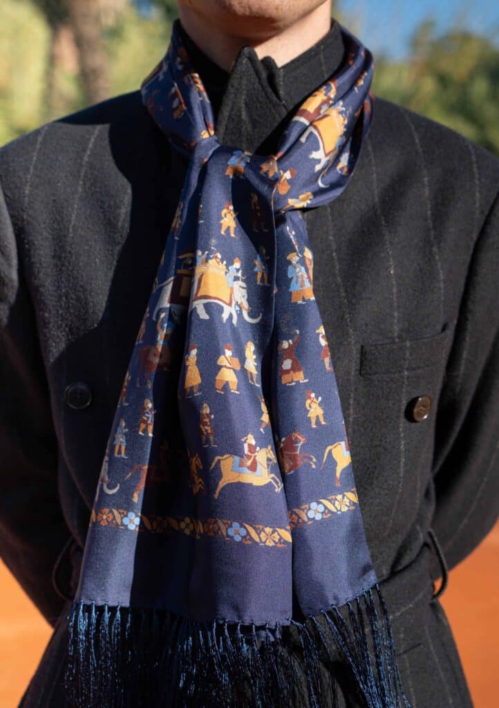 Foulard en soie bleu marine porté autour du cou, Dare in Paris