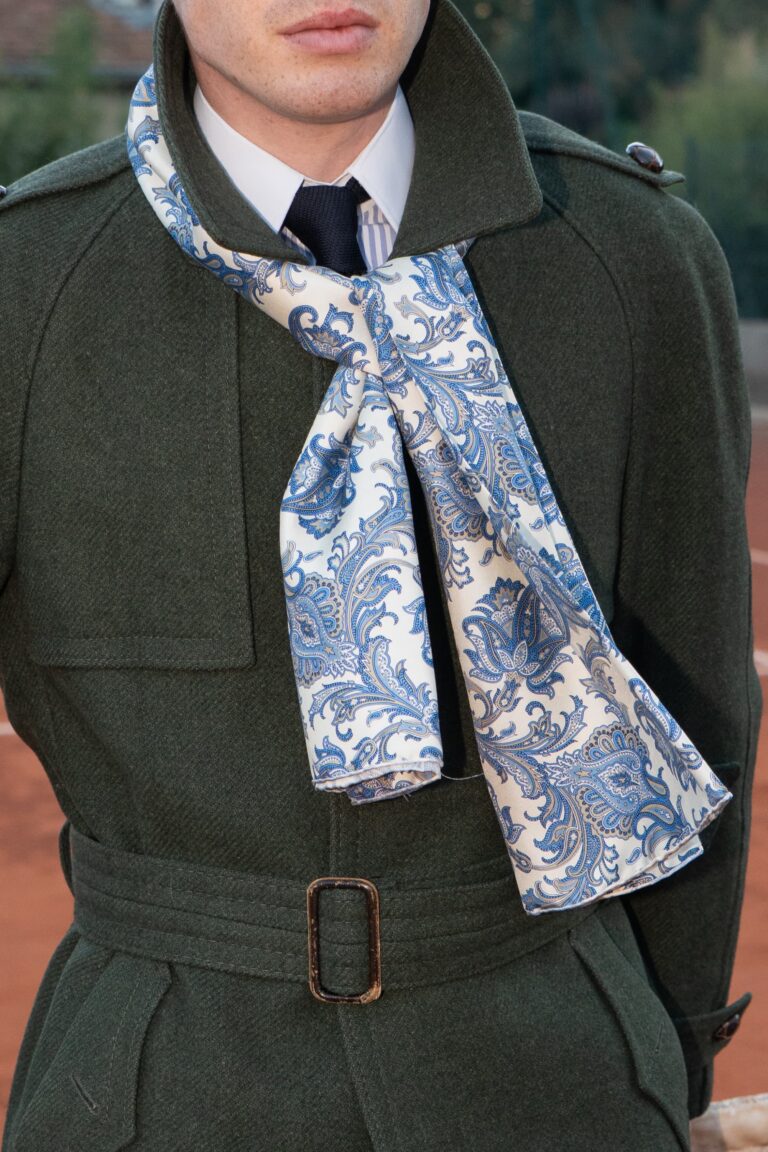 Echarpe bleu motif cachemire - Fabriqué à la main à Paris