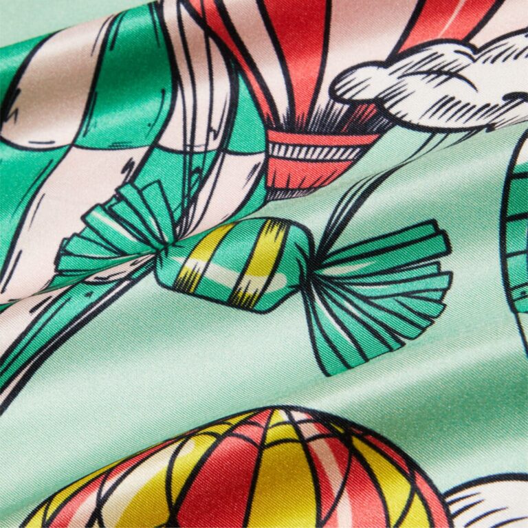 Carré de soie imprimé vert & rouge, L'Envol des gourmandises