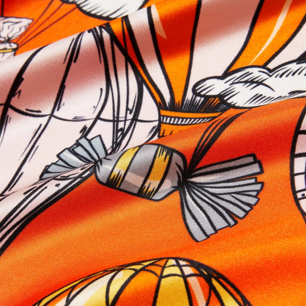 Carré de soie orange, L'envol des gourmandises, détail du motif imprimé, Dare in Paris