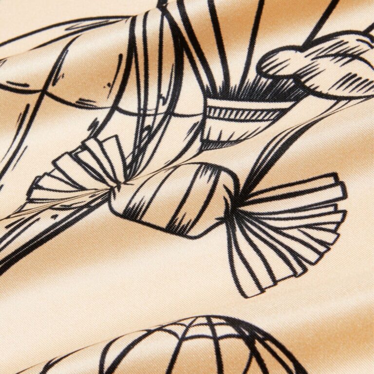 Carré de soie élégant noir & blanc cassé, L'Envol des gourmandises