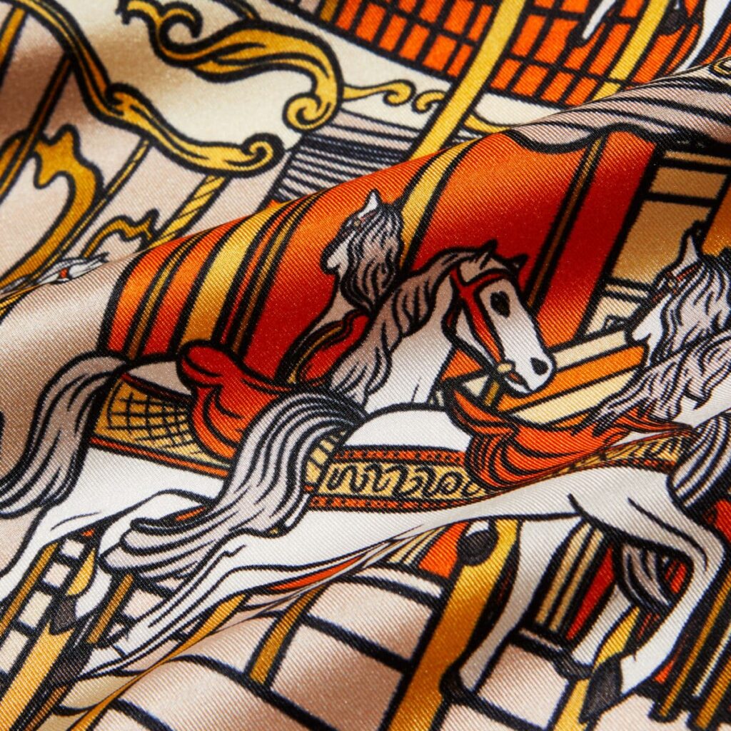 Carré de soie orange, L’orgue du Boulevard, détail du motif imprimé, Dare in Paris