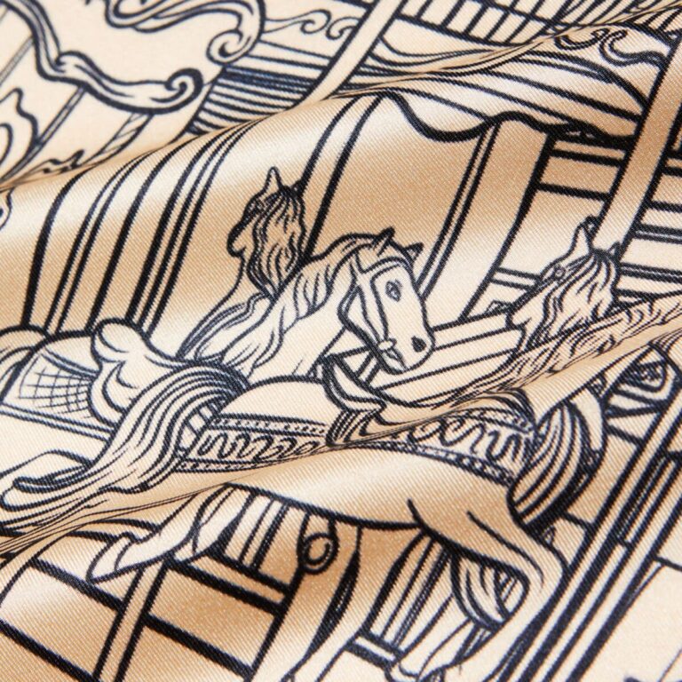 Carré de soie noir & blanc cassé, L’Orgue du Boulevard