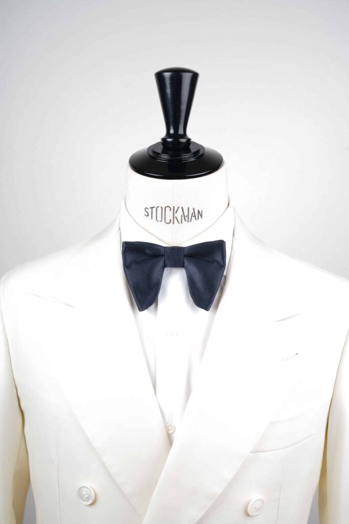 Nœud papillon bleu marine satin de soie – Le Plongeant, porté sur une chemise blanche, Dare in Paris