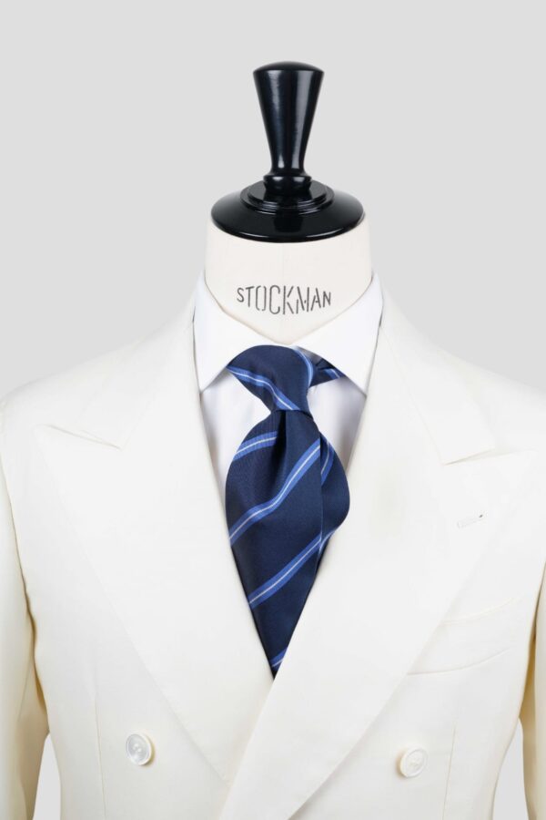 Cravate club marine – Soie tissée 3 plis artisanale, nouée sur une chemise blanche, Dare in Paris