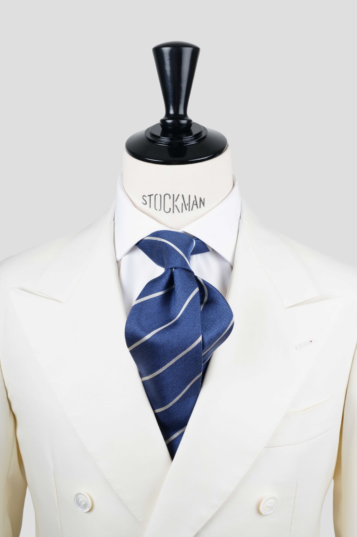 Cravate bleu profond à rayures – Soie tissée 3 plis artisanale