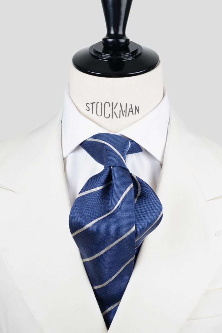 Cravate bleu profond à rayures – Soie tissée 3 plis artisanale