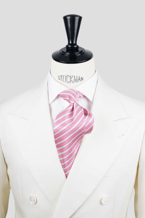 Cravate rose à rayures - Soie tissée 3 plis artisanale, nouée sur une chemise blanche, Dare in Paris