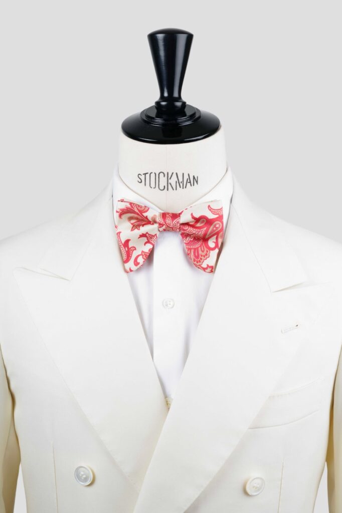Nœud papillon rose soie imprimée – Le Plongeant, porté sur une chemise blanche, Dare in Paris