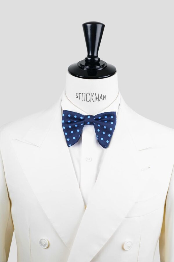 Nœud papillon bleu ciel à pois soie imprimée – Le Plongeant, porté sur une chemise blanche, Dare in Paris