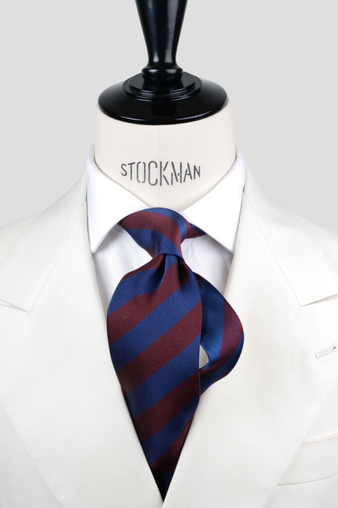 Cravate bleu navy rayures blocs - Soie tissée 3 plis artisanale, vue rapprochée du nœud, Dare in Paris