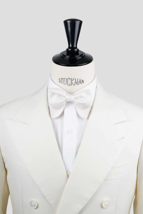 Nœud papillon blanc soie piquée – Le Plongeant, porté sur une chemise blanche, Dare in Paris