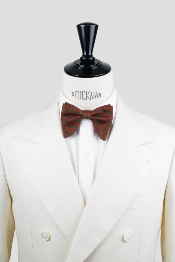 Nœud papillon orange soie imprimée – Le Plongeant, porté sur une chemise blanche, Dare in Paris