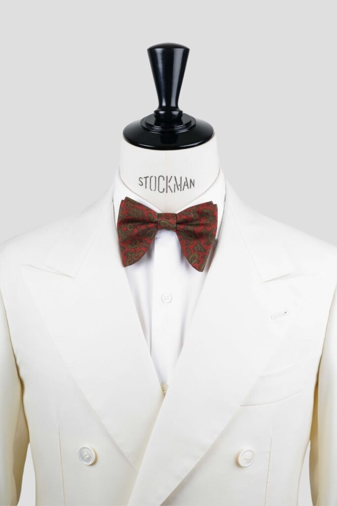 Nœud papillon orange soie imprimée – Le Plongeant, porté sur une chemise blanche, Dare in Paris