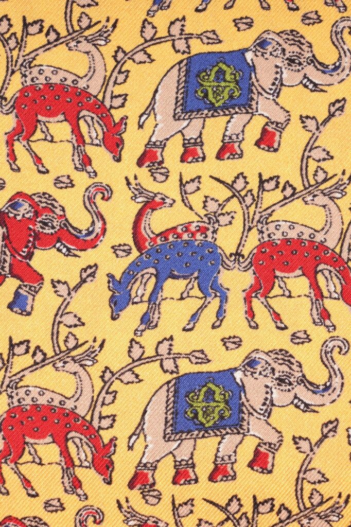 Détail du motif éléphants du foulard en soie jaune, twill de soie, Dare in Paris
