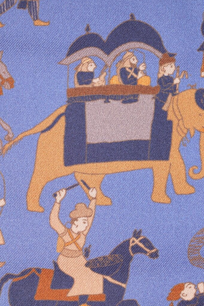 Détail du motif personnages du foulard en soie bleu ciel, twill de soie, Dare in Paris