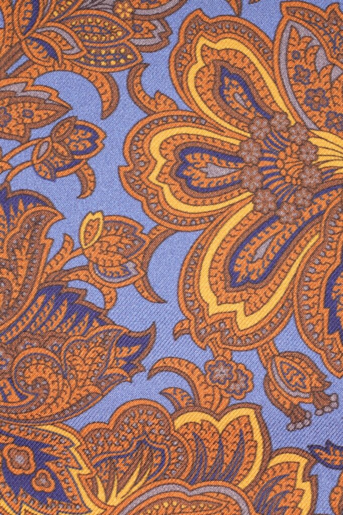 Détail du motif cachemire du foulard en soie bleu clair, twill de soie, Dare in Paris