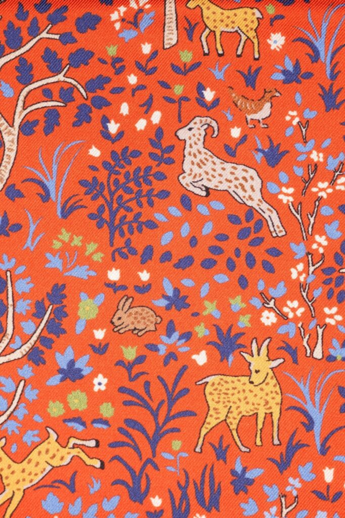 Détail du motif arbre de vie du foulard en soie orange, twill de soie, Dare in Paris