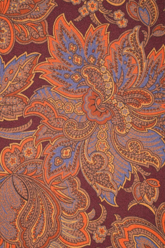 Détail du motif cachemire du foulard en soie marron, twill de soie, Dare in Paris