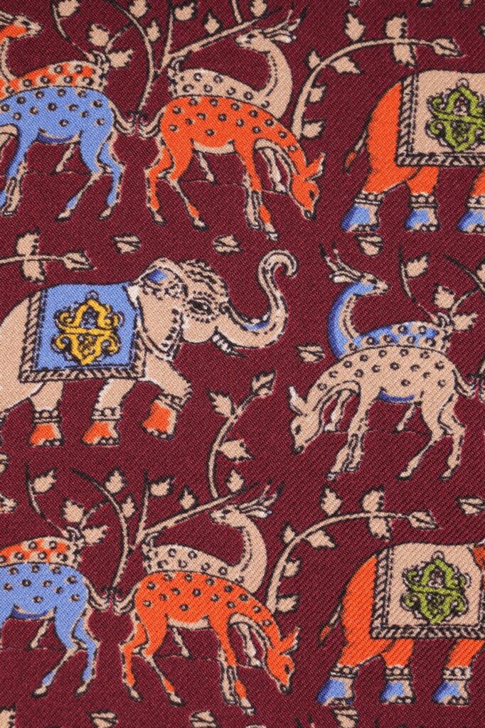 Détail du motif éléphants du foulard en soie bordeaux, twill de soie, Dare in Paris