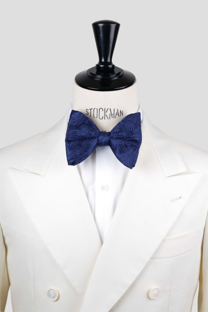 Nœud papillon bleu soie artisanale – Le Dare in Paris, porté sur une chemise blanche, Dare in Paris