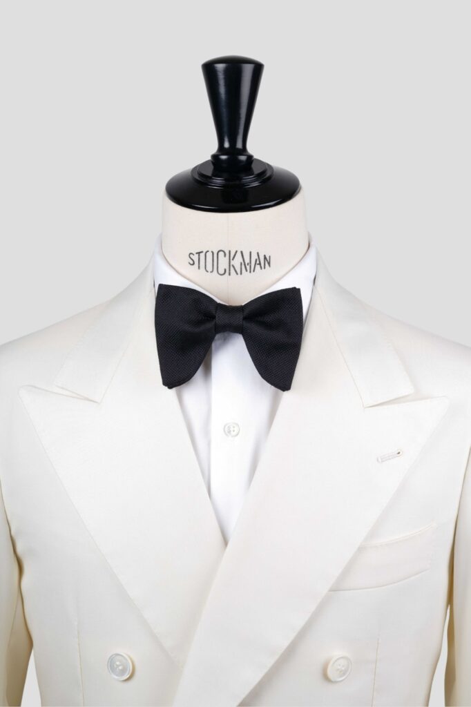 Nœud papillon formel noir soie piquée - Le Plongeant, porté sur une chemise blanche, Dare in Paris