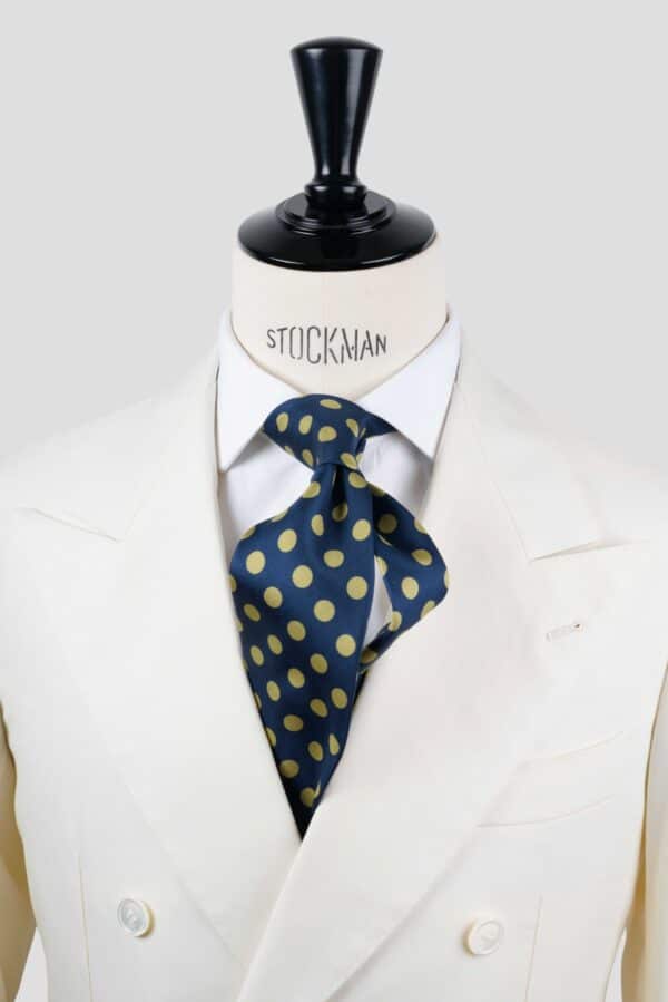 Cravate bleu marine à pois jaunes, soie imprimée 3 plis artisanale, nouée sur un buste, chemise blanche, Dare in Paris