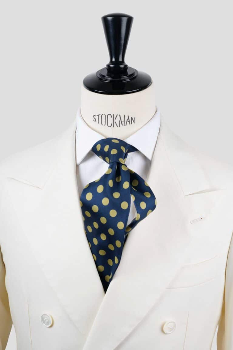 Cravate bleu marine à pois jaune, soie imprimée 3 plis artisanale, nouée sur un buste, chemise blanche, Dare in Paris