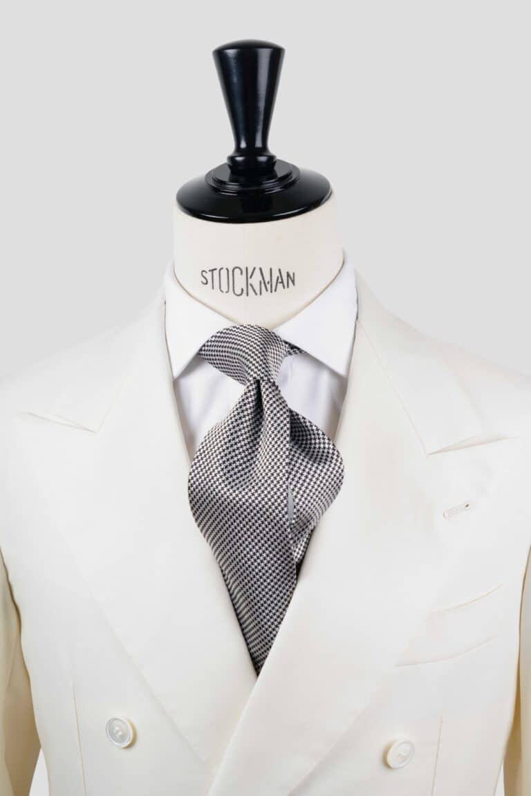 Cravate argent et noir, motif pied de poule, soie tissée 3 plis artisanale, nouée sur un buste, chemise blanche, Dare in Paris