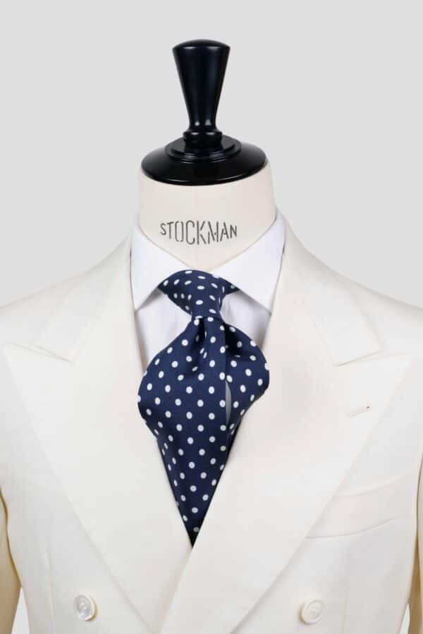 Cravate bleue à pois blancs, soie imprimée 3 plis artisanale, nouée sur un buste, chemise blanche, Dare in Paris