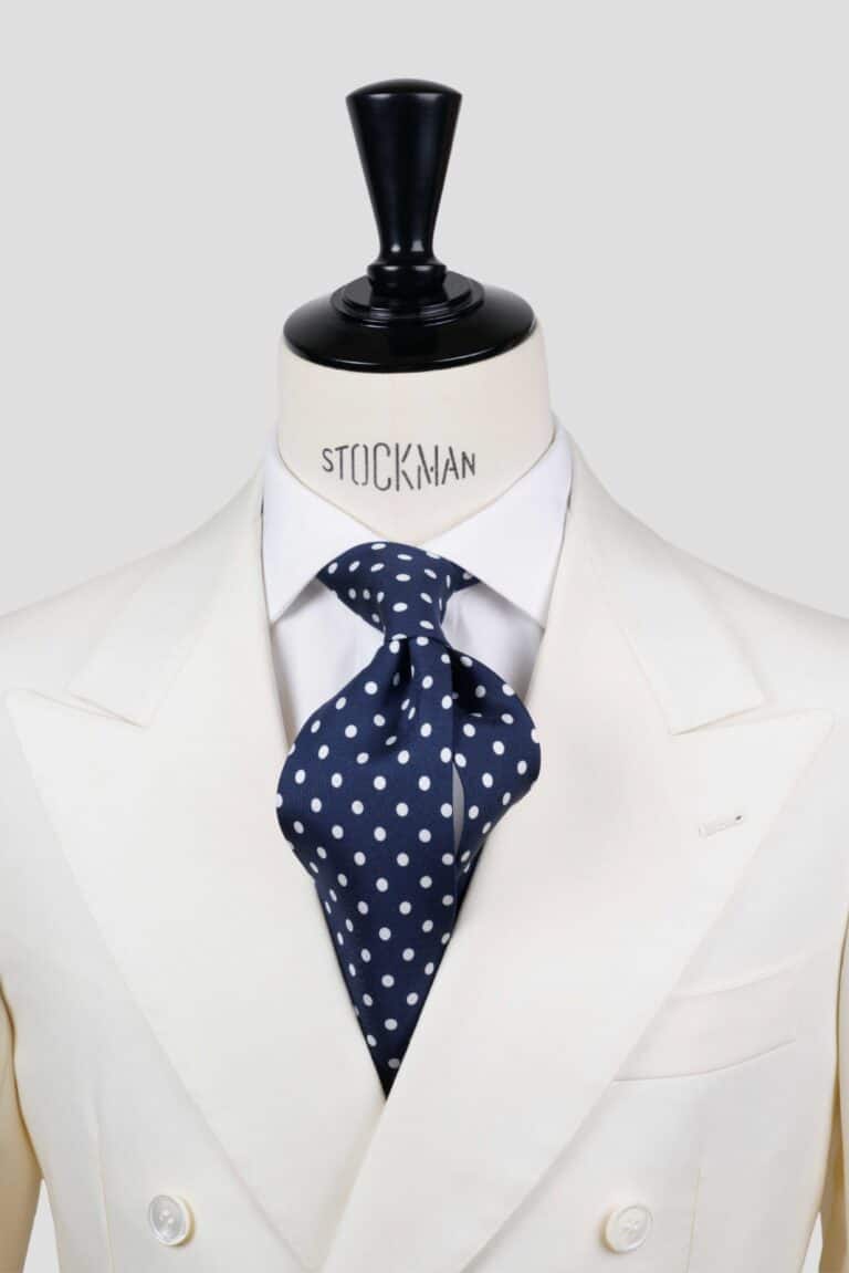Cravate bleue à pois blancs, soie imprimée 3 plis artisanale, nouée sur un buste, chemise blanche, Dare in Paris