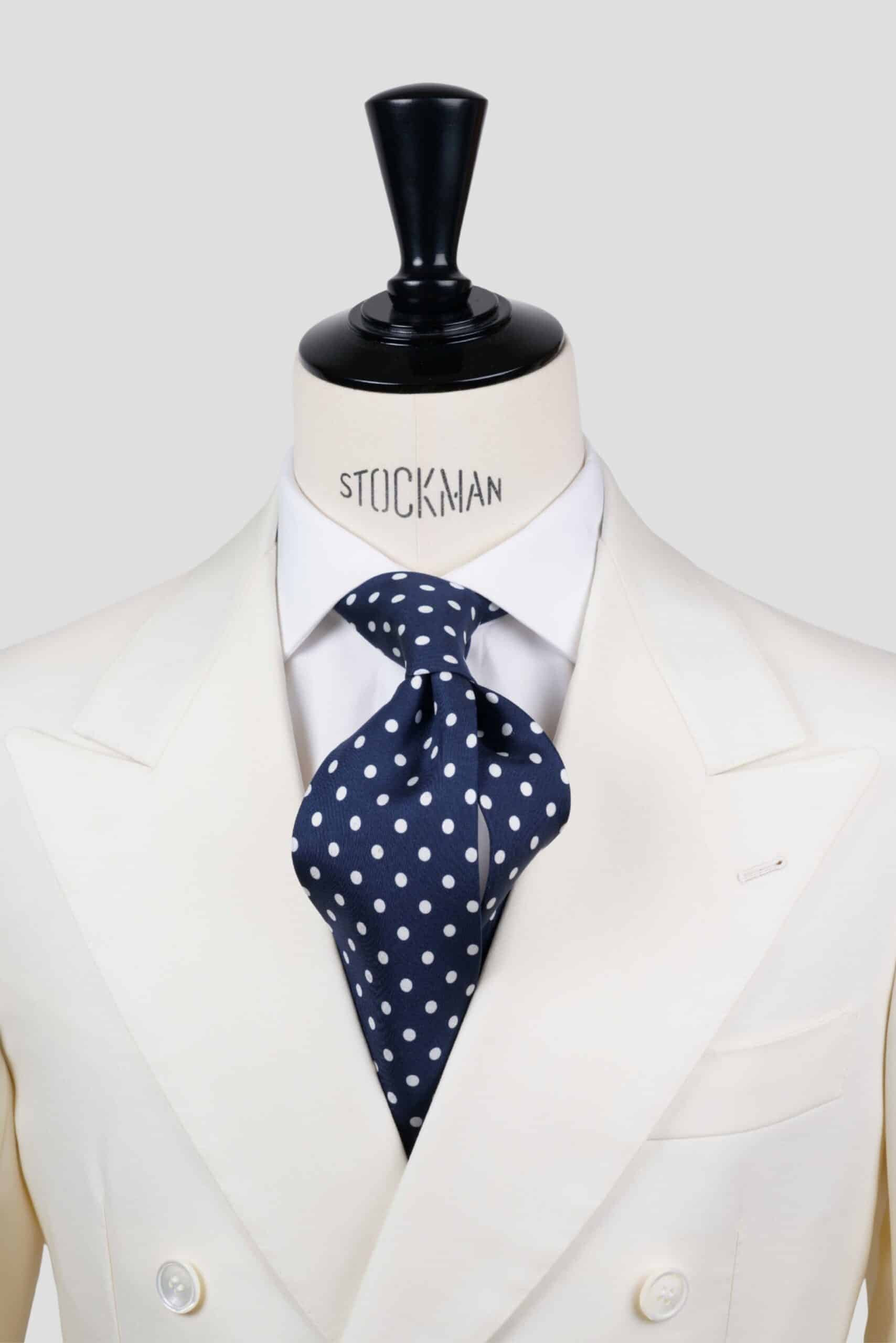 Cravate bleue à pois blancs – Soie imprimée 3 plis artisanale – Faite main à Paris