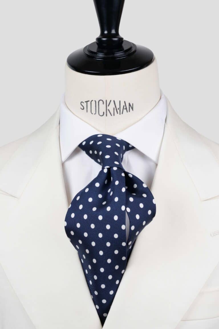 Cravate bleue à pois blancs, soie imprimée 3 plis artisanale, nouée sur un buste, chemise blanche, Dare in Paris