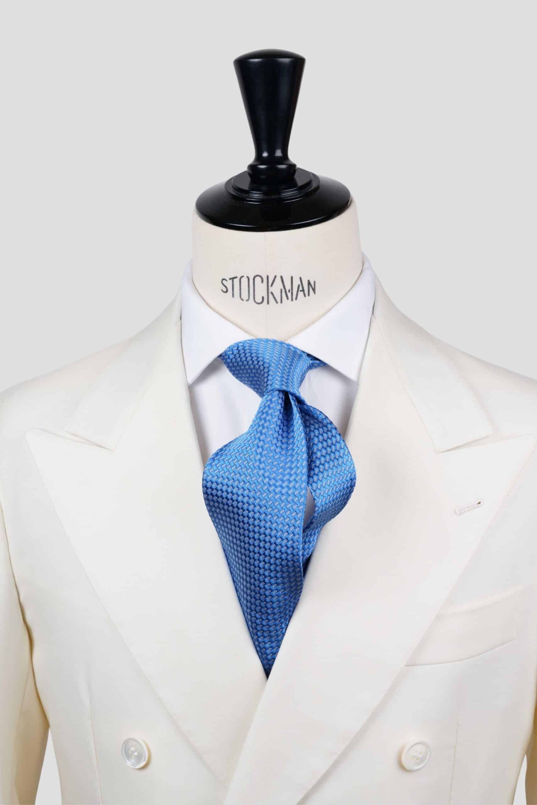 Cravate bleu ciel à motif blanc – Soie tissée 3 plis artisanale – Faite main à Paris