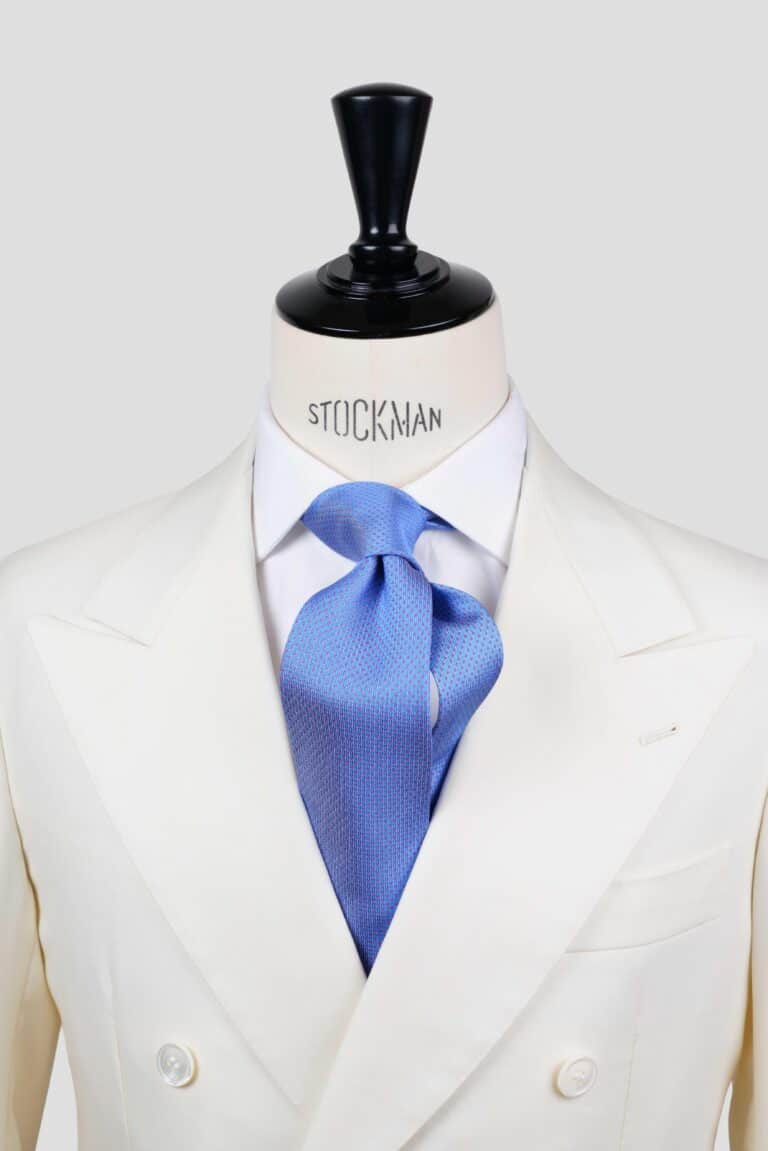 Cravate bleu ciel à pois rouge, soie imprimée 3 plis artisanale, nouée sur un buste, chemise blanche, Dare in Paris
