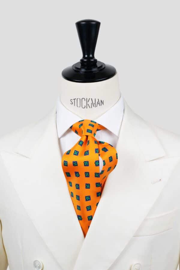 Cravate orange à motifs, soie imprimée 3 plis artisanale, nouée sur un buste, chemise blanche, Dare in Paris