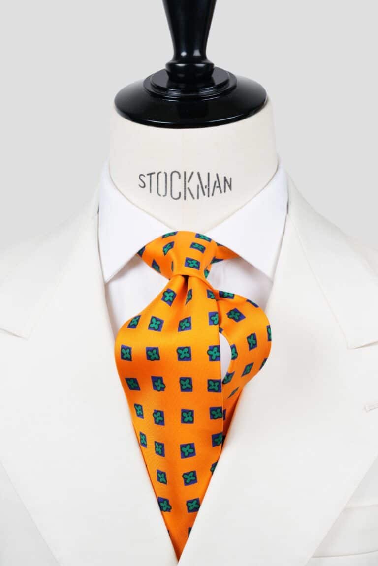 Cravate orange à motifs, soie imprimée 3 plis artisanale, nouée sur un buste, chemise blanche, Dare in Paris