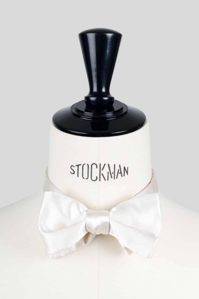 Nœud papillon blanc cassé satin de soie – L’Intemporel – Fait main à Paris