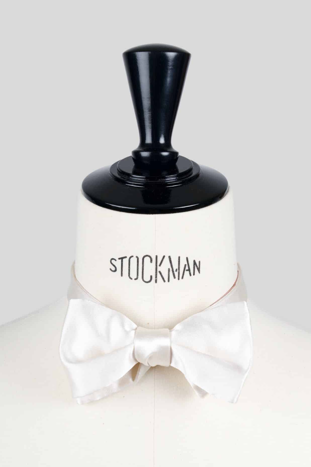 Nœud papillon blanc cassé satin de soie – L’Intemporel – Fait main à Paris