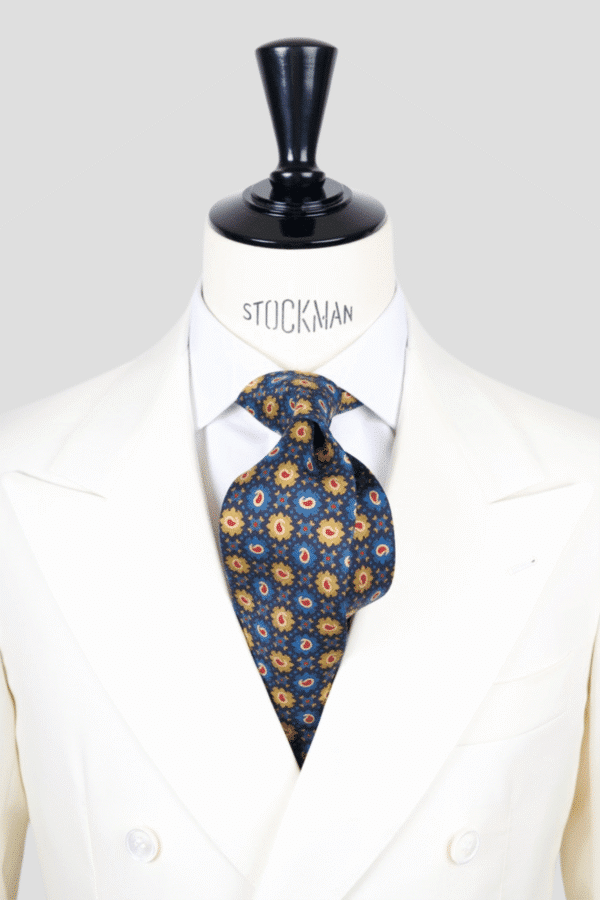 Cravate bleue motif cachemire - Soie imprimée 3 plis artisanale, nouée sur une chemise blanche, Dare in Paris