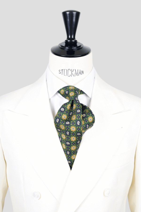 Cravate verte motif cachemire - Soie imprimée 3 plis artisanale, nouée sur une chemise blanche, Dare in Paris