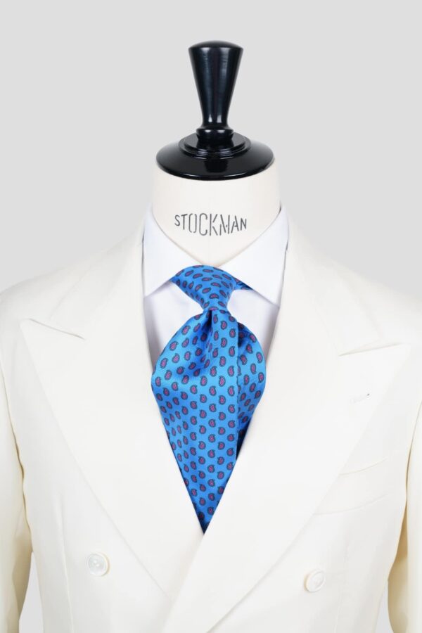 Cravate bleu clair à motif cachemire – Soie imprimée 3 plis, nouée sur une chemise blanche, Dare in Paris